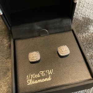 1/10ct stud Diamond earrings
